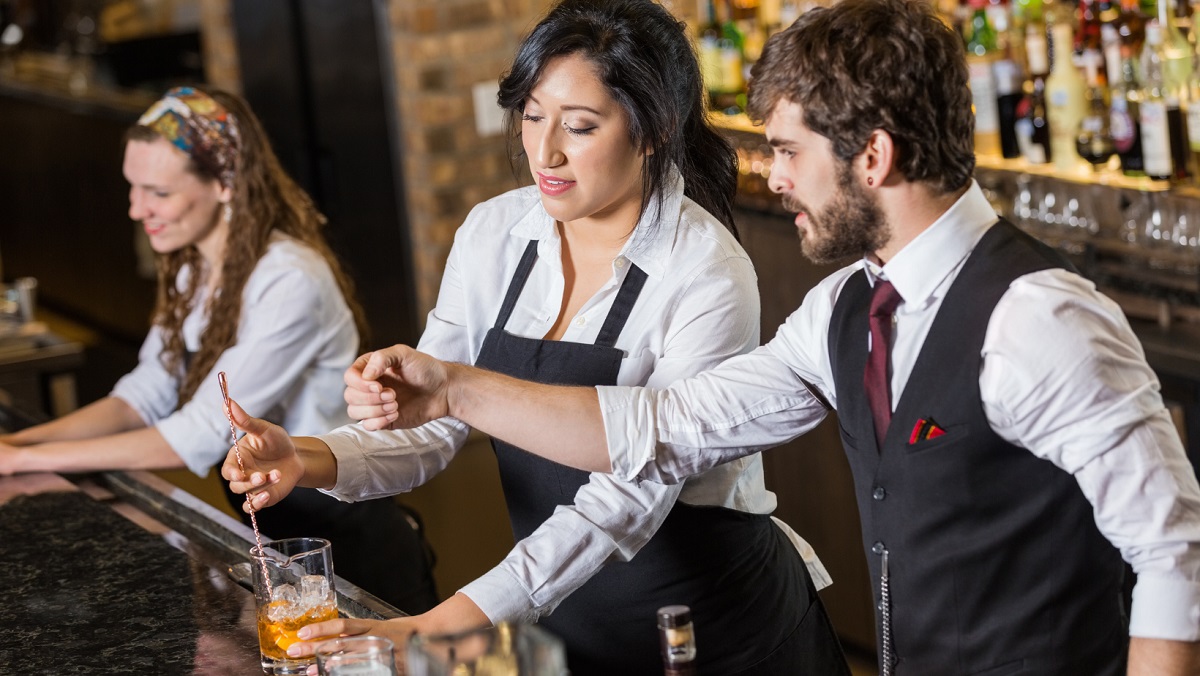 “Cerco personale per bar” e mercato del lavoro in Italia: cresce la domanda di profili operativi nel settore della caffetteria